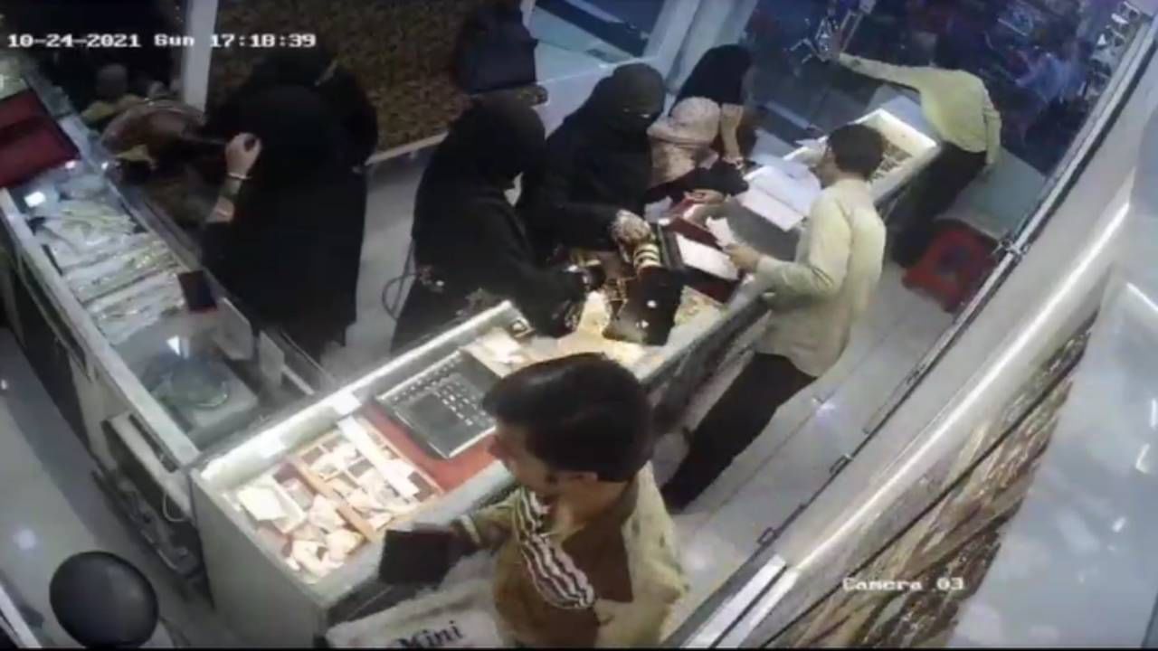 VIDEO : कल्याण पाठोपाठ आता भिवंडीत महिला चोरांचा सुळसुळाट, ज्वेलर्स मालकाची नजर चुकवत बांगड्या लांबविल्या