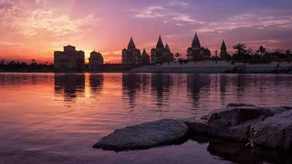 जर तुम्ही दिवाळीच्या सुट्ट्यांनमध्ये बाहेर फिरण्याचे पर्याय शोधत असाल तर मध्यप्रदेश हा तुमच्यासाठी उत्तम पर्याय ठरु शकतो. मध्य प्रदेश हे निसर्गाच्या सानिध्यात असणारे राज्य आहे. ज्याच्या आजूबाजूला बर्फाच्या पर्वतरांगा नसल्या तरी इथले सौंदर्य सर्वांचे मन प्रसन्न करणारे आहे. मध्य प्रदेशमध्ये, तुम्ही अनेक ऐतिहासिक भेट देऊ शकता. चला तर मग जाणून घेऊयात मध्यप्रदेशमध्ये तुम्ही कोणत्या ठिकानांना भेट देऊ शकता.