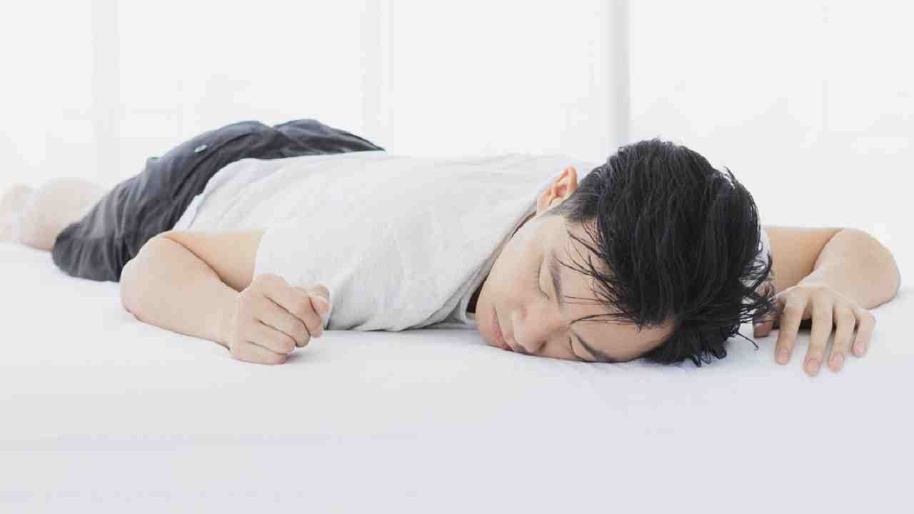बेड मैट्रेस टेस्टर - हे काम करणाऱ्या व्यक्तीला दररोज 6 ते 7 तास अंथरुणावर झोपावे लागेल. बेडवर झोपणे आणि त्याचा आढावा घेणे असा कामाचा भाग आहे. 