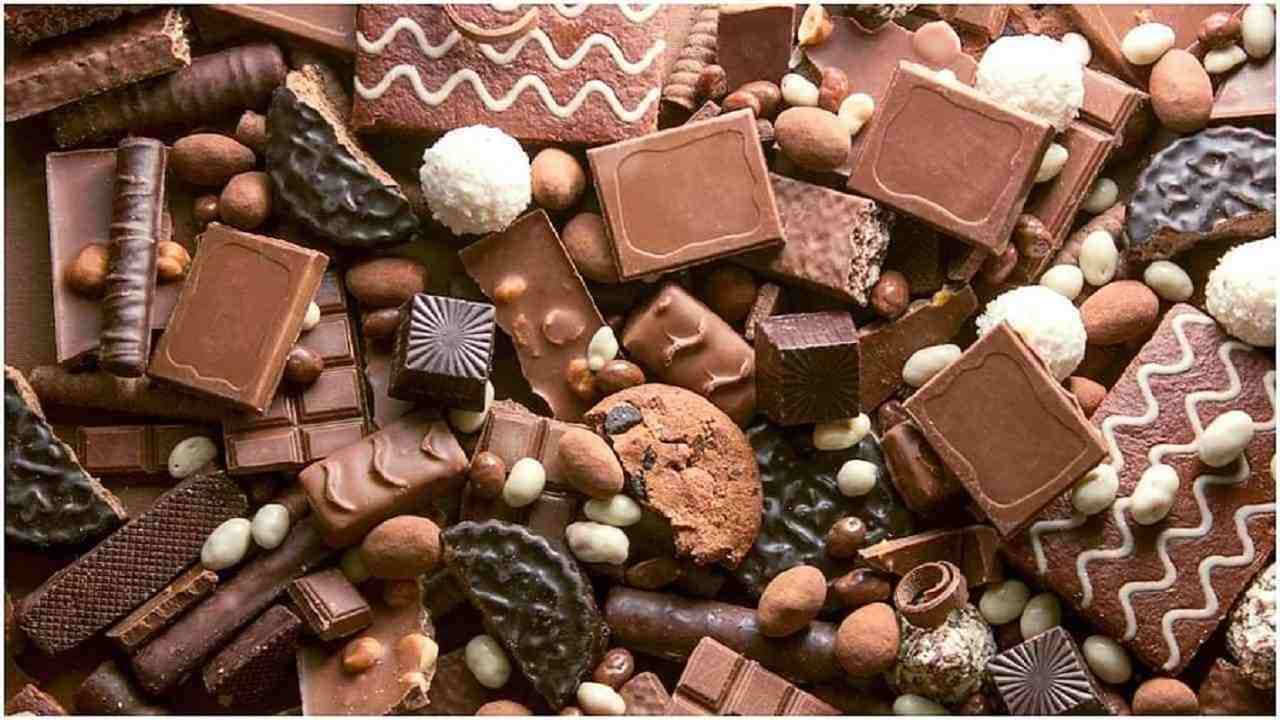 चॉकलेट - तज्ञांच्या मते, चॉकलेटमध्ये कॅफीन आणि बीटा-फेनिलेथिलामाइन दोन्ही असते, ज्यामुळे डोकेदुखी होऊ शकते. शिवाय, अमेरिकन मायग्रेन फाउंडेशनच्या अभ्यासानुसार, चॉकलेट हे अल्कोहोलनंतर मायग्रेनसाठी दुसरे सर्वात कारण आहे.