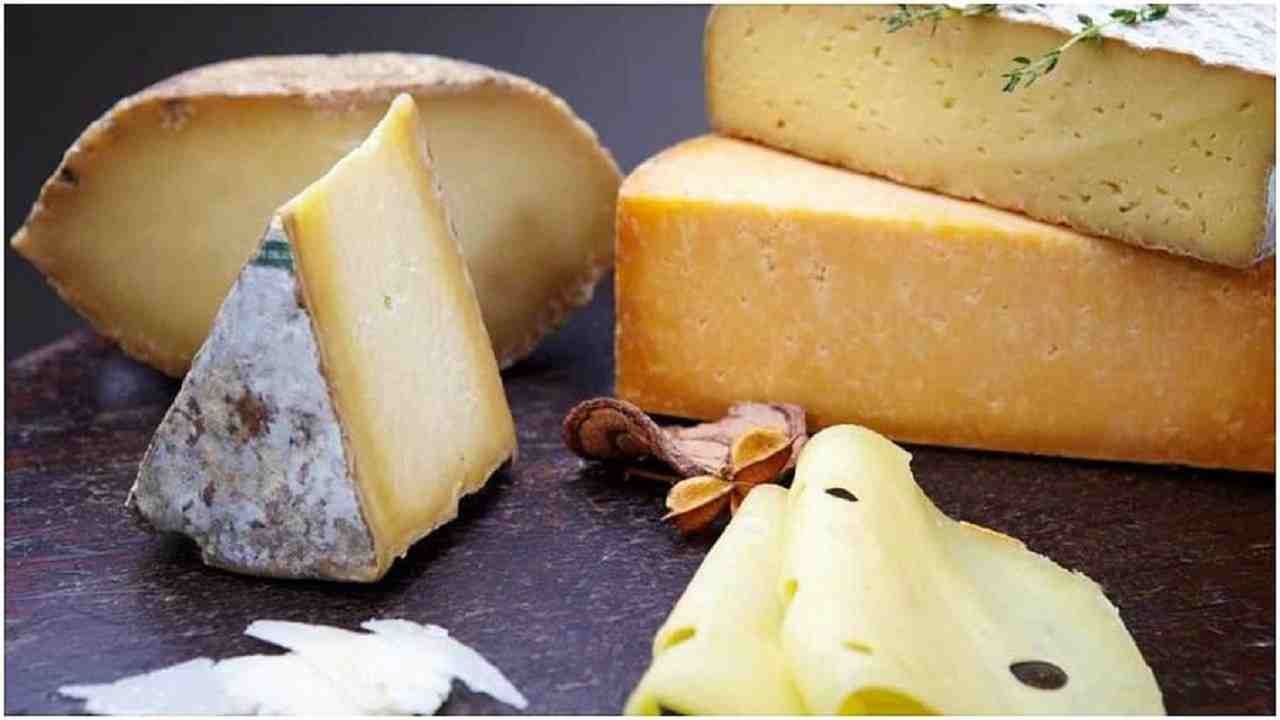 जूने चीज - तज्ञांच्या मते, जून्या चीजमध्ये टायरामाइन नावाचा पदार्थ असतो ज्यामुळे मायग्रेन होऊ शकतो. फेटा, ब्लू चीज आणि परमेसनमध्ये टायरामाइन भरपूर प्रमाणात असते.