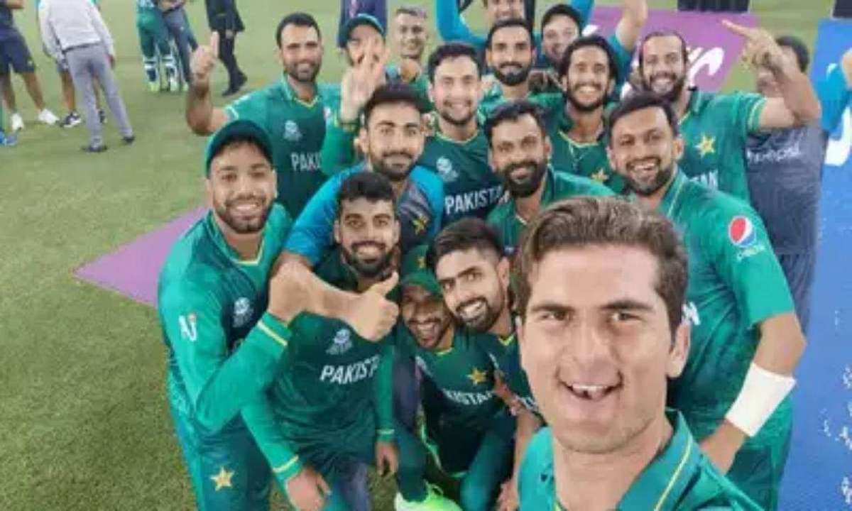 T20 World Cup Semi Final: सेमीफायनलपूर्वी पाकिस्तान 2 खेळाडूंना अंतिम 11 मधून बाहेर करणार, कर्णधार बाबरचं मोठं स्पष्टीकरण
