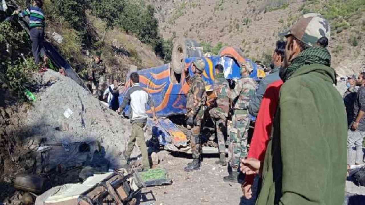 जम्मू काश्मीर: डोडा जिल्ह्यात मिनीबस दरीत कोसळली, 8 जणांचा मृत्यू, बचावकार्य सुरु!