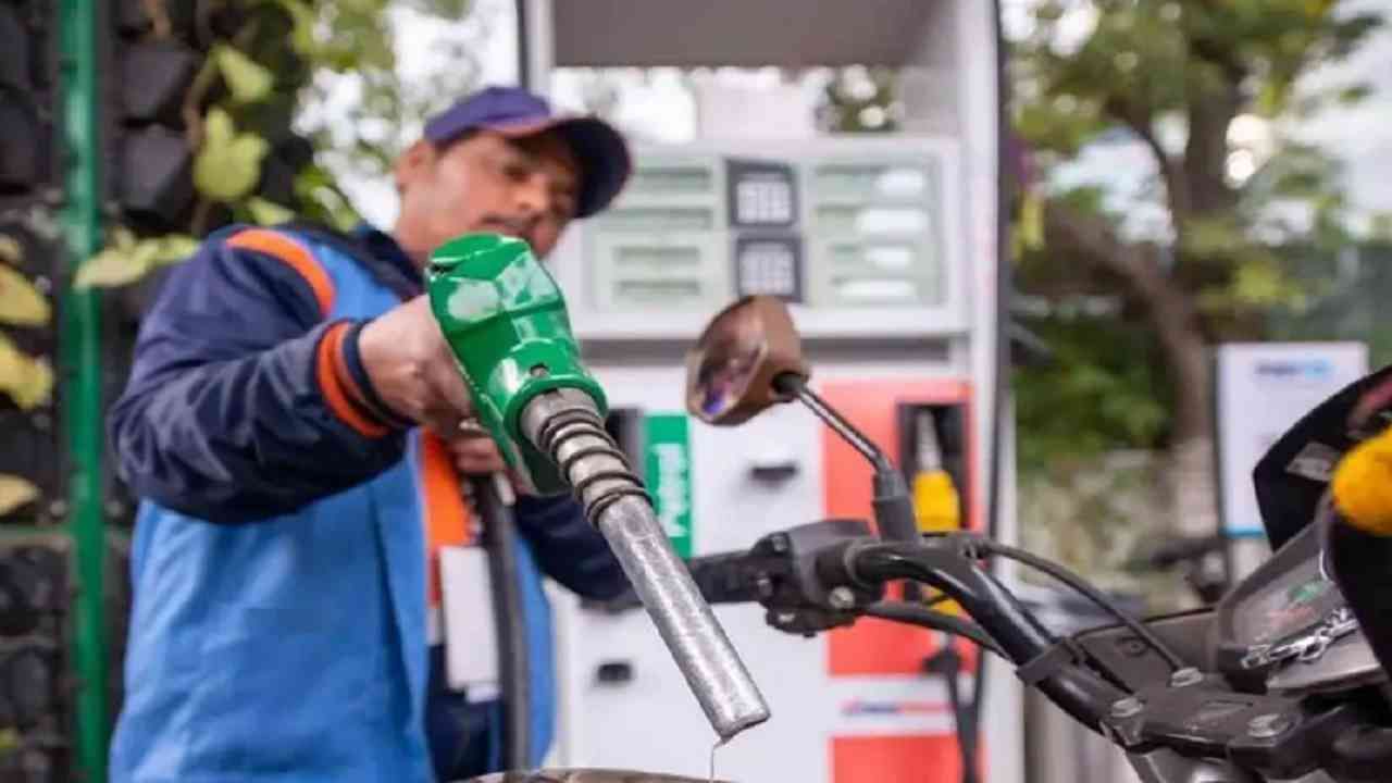 Petrol price: पेट्रोलच्या दरामध्ये सलग दुसऱ्या दिवशी वाढ, डिझेलही महागले