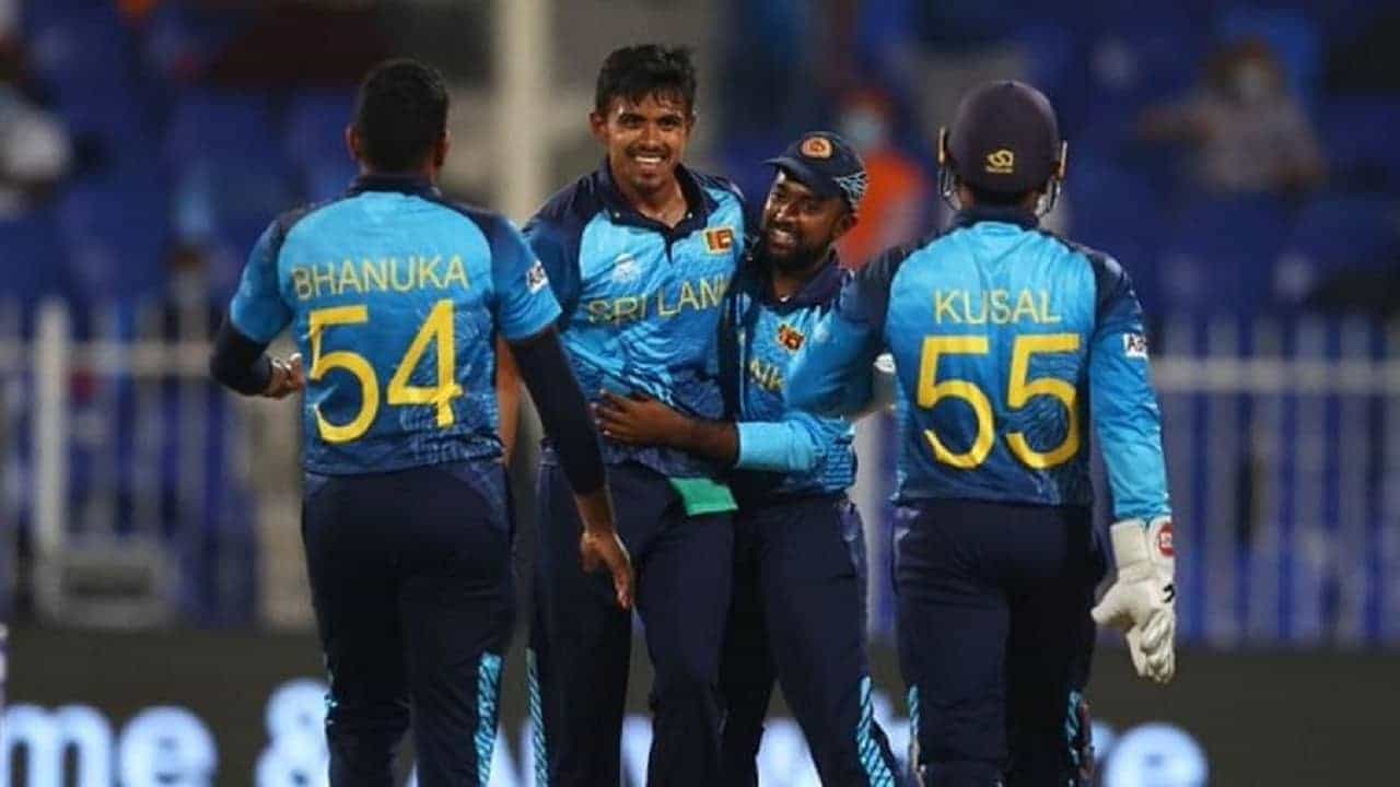 T20 world Cup 2021 सुरू होण्यापूर्वीपासून युएईतील मैदानांमध्ये फिरकीपटूंचा दबदबा राहिल्याचे दिसून आले आहे. आता स्पर्धा सुरु झाल्यानंतर फिरकीपटूंसह काही वेगवान गोलंदाजही चांगली कामगिरी करताना दिसून येत आहेत. तर सध्याच्या घडीला कोणी सर्वाधिक विकेट्स घेतल्या आहेत, यावर एक नजर मारुया...