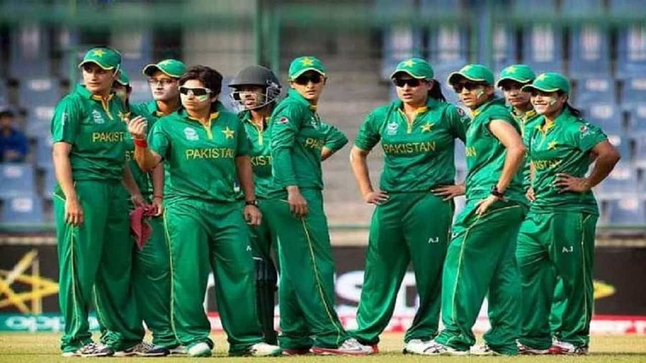 पाकिस्तान महिला टीम वेस्टइंडीज संघाविरुद्ध एकदिवसीय सामन्यांची मालिका खेळणार आहे. यासाठीच कराचीच्या हनीफ मोहम्मद हाय परफॉर्मेंस सेंटरमध्ये संघाचा सराव कॅम्प लागला होता. यावेळीच बुधवारी कोरोना चाचणी करण्यात आली ज्यामध्ये 3 खेळाडूंना कोरोनाची लागण झाल्याचं समोर आलं आहे.