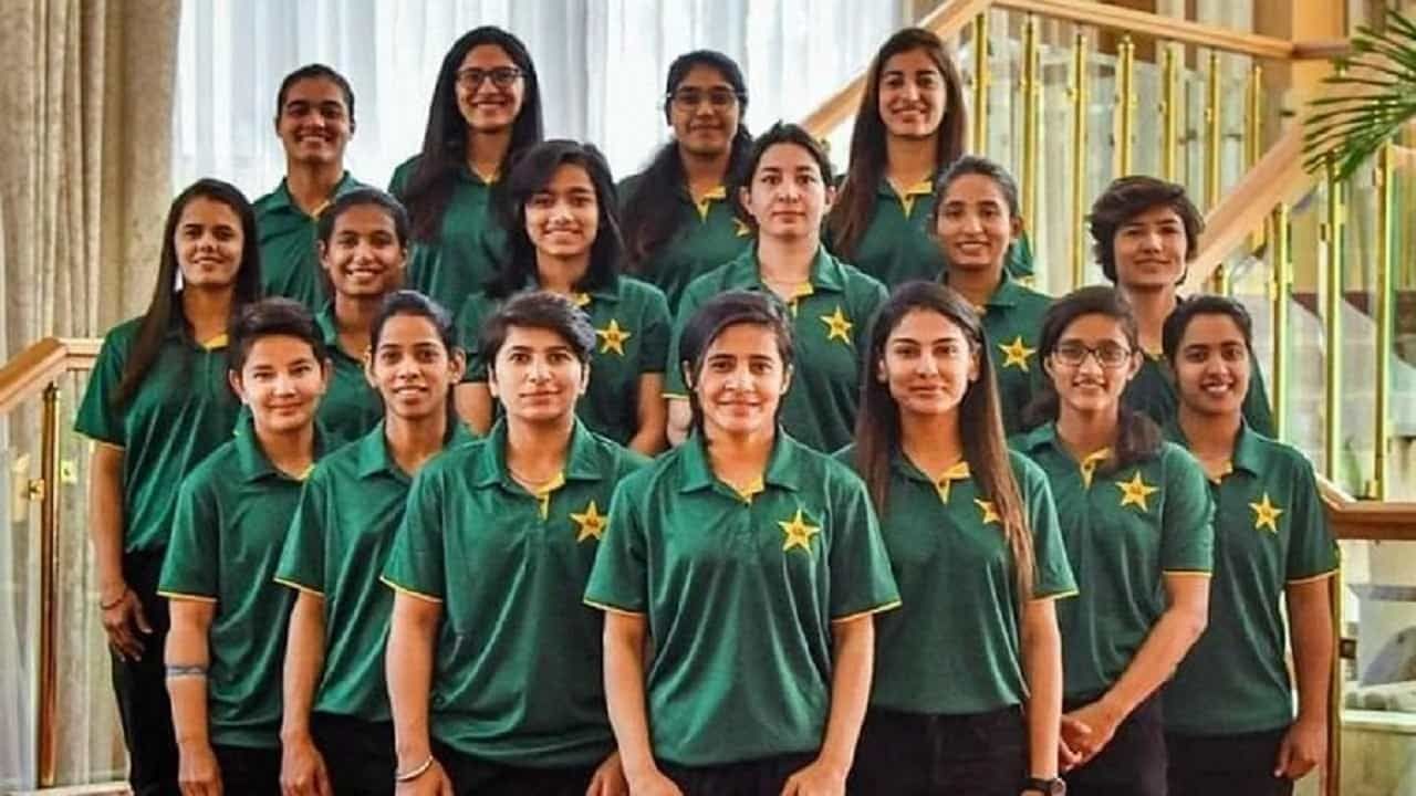 एकीकडे पाकिस्तान पुरुष क्रिकेट संघ टी20 विश्वचषकात दमदार कामगिरी करत आहे. दोन्ही सलामीचे सामने जिंकत गुणतालिकेत पहिलं स्थान संघाने मिळवलं आहे. पण महिला टीममधून मात्र एक वाईट बातमी समोर आली आहे. 3 महिला क्रिकेटर्सना कोरोनाची बाधा झाल्याचं समोर आलं आहे. पाकिस्तान क्रिकेट बोर्डाने गुरुवारी (28 ऑक्टोबर) याबाबतची माहिती दिली.