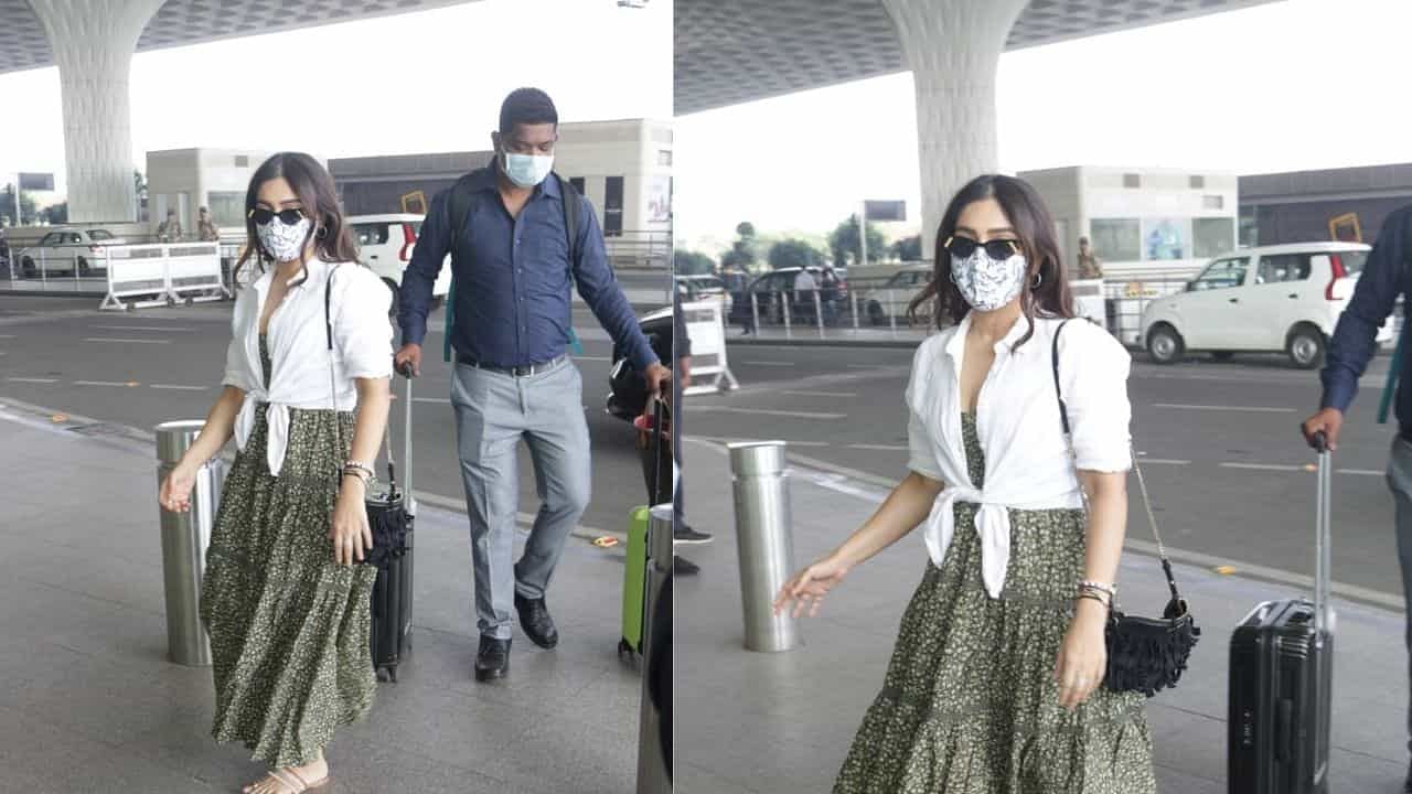 बॉलिवूड अभिनेत्री भूमी पेडणेकर तिच्या बहिणीसोबत मुंबई विमानतळावर दिसली. अभिनेत्रीने प्रिंटेड ड्रेसवर पांढऱ्या रंगाचा टाय क्नोट शर्ट घातला होता.