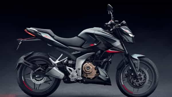 बजाज ऑटोने गुरुवारी नवीन पल्सर 250 (2021 Bajaj Pulsar 250) स्ट्रीट बाईक भारतीय बाजारपेठेत 1.38 लाख रुपये या एक्स-शोरूम किंमतीसह लाँच करण्यात आली आहे. F250 ची किंमत 1.40 लाख रुपये (एक्स-शोरूम) पर्यंत जाते. कंपनीच्या पल्सर रेंजमधील बाइक्समध्ये हे एक विशेष उत्पादन आहे. या बाईकमध्ये फुल एलईडी हेडलॅम्प आणि डीआरएल, प्रोजेक्टर हेडलॅम्प, एलईडी इंडिकेटर आणि बायफरकेटेड टेललाइट्स, डिजिटल इन्स्ट्रुमेंट क्लस्टर, मस्क्यूलर फ्युएल टँक, स्प्लिट सीट सेटअप आणि मोनोशॉक सारख्या बिट्सचा समावेश आहे. .