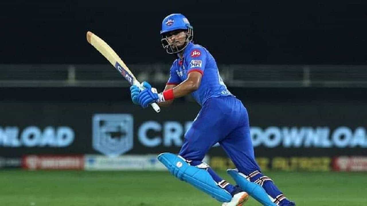 IPL 2022 च्या मेगा ऑक्शन लवकरच पार पडणार आहे. यावेळी 8 च्या जागी 10 संघ असल्याने मोठ्या खेळाडूंच्या बाबतीत काही मोठे बदल होणार हे नक्की! सूत्रांच्या माहितीनुसार मुंबई हार्दीक पंड्याला रिटेन न करण्याची शक्यता असताना आता दिल्लीचा धाकड खेळाडूही संघाची साथ सोडू शकतो.