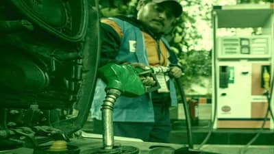 Petrol Price Today: खनिज तेलाच्या दरात मोठी घसरण, पेट्रोल-डिझेल किती रुपयांनी स्वस्त होणार?