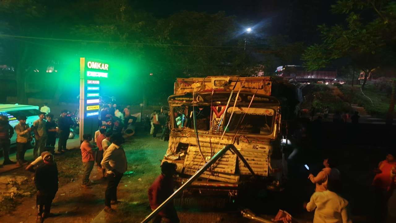 पुण्यात नवले पुलावर आठ दिवसांत चौथा अपघात, ट्रक 25 फूट घसरला