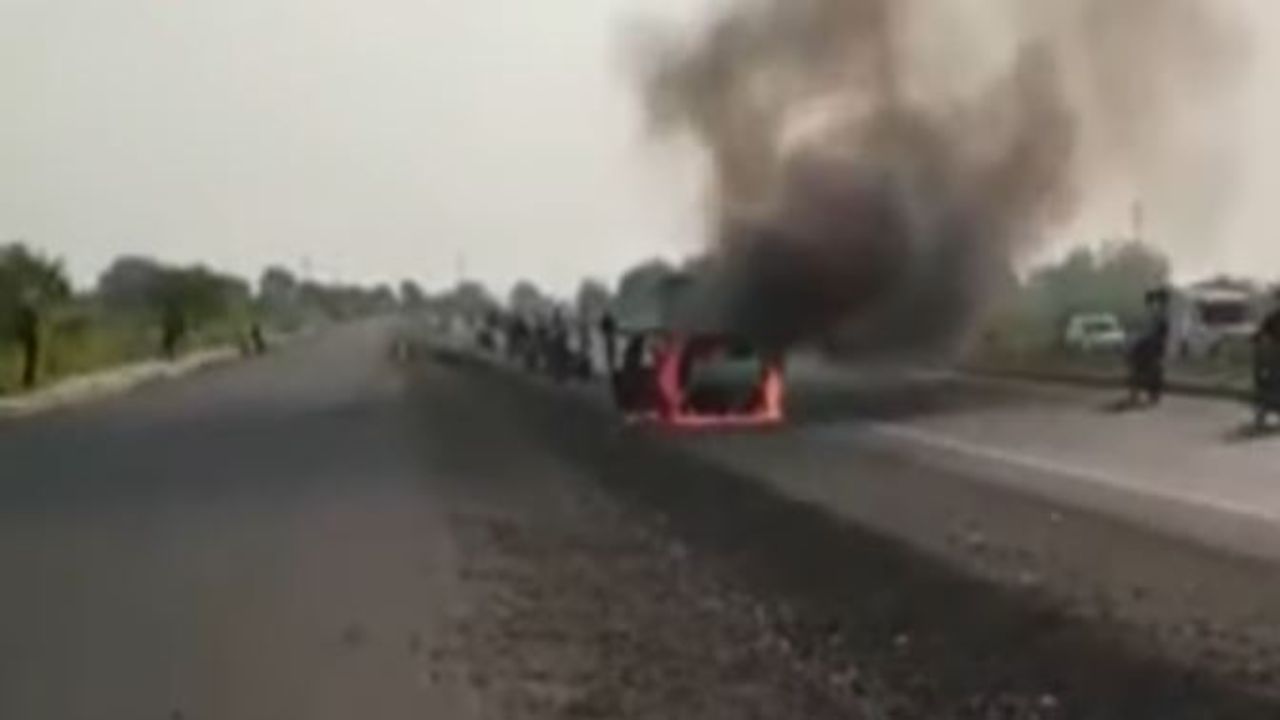 VIDEO : जळगावात बर्निंग कारचा थरार, संपूर्ण कार जळून भस्मसात