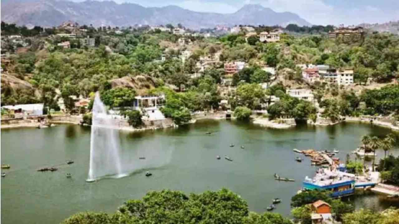 माउंट अबू हा राजस्थानचा डोंगराळ प्रदेश आहे. जिथे लोक थंड वातावरणाचा आनंद घेण्यासाठी जातात. येथे दिलवारा मंदिराशिवाय नक्की तलावात बोटिंग करू शकता. 