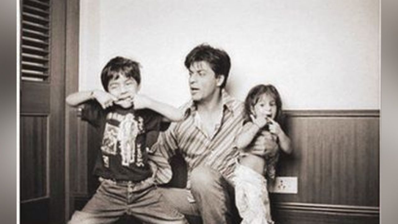 या फोटोंमध्ये शाहरुख खान देखील दिसत आहे. या फोटोंमध्ये शाहरुख खान आपल्या मुलांसोबत खूप मस्ती करताना दिसत आहे. त्याचवेळी आर्यन आणि सुहाना देखील एकमेकांसोबत खेळताना दिसत आहेत.
