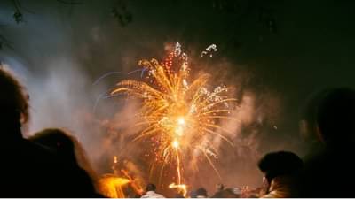 दिवाळीसाठी मामाच्या गावी आला, पेटता फटाका डोळ्यात शिरल्याने 9 वर्षीय चिमुकल्याचा डोळा निकामी