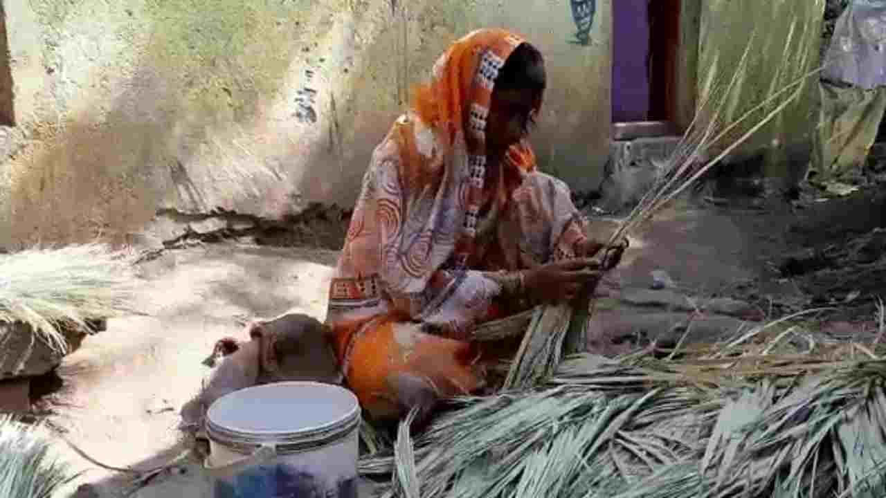 या दिवशी स्वच्छता करण्यासाठी लागणारी नवी केरसुणी विकत घेतात. तिलाच लक्ष्मी मानून तिच्यावर पाणी घालून हळद-कुंकू वाहून घरात वापरण्यास सुरुवात करतात. या लक्ष्मीने घरातील अलक्ष्मीला हाकलून देण्याची प्रथा आहे. 