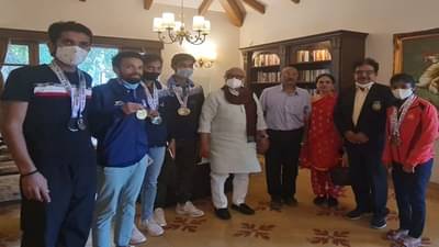 नॅशनल चॅम्पियन स्पर्धेतील विजयी खेळाडूंच्या पाठीवर पालकमंत्र्यांकडून कौतुकाची थाप