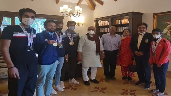 नॅशनल चॅम्पियन स्पर्धेतील विजयी खेळाडूंच्या पाठीवर पालकमंत्र्यांकडून कौतुकाची थाप