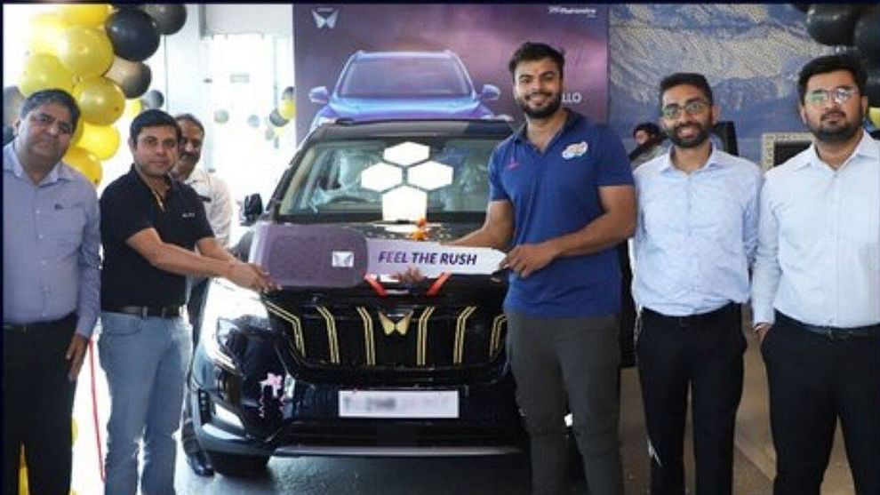 ऑलिम्पियन सुमित अंतिलला महिंद्राचं शानदार गिफ्ट, XUV700 ची पहिली Javelin Gold Edition भेट