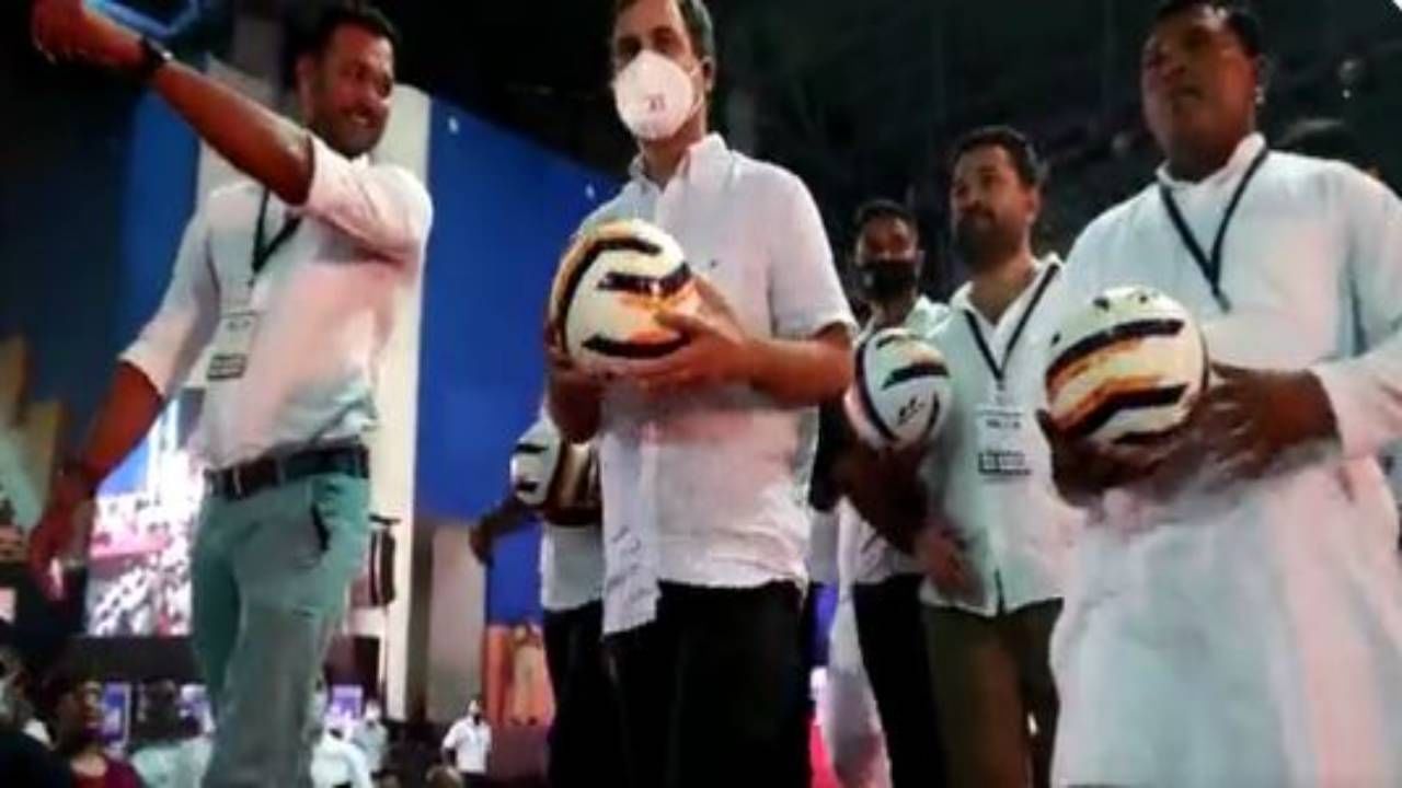 Goa Elections 2022: राहुल गांधींचा गोवा दौरा; फुटबॉलला मारली किक! बघा व्हिडीओ