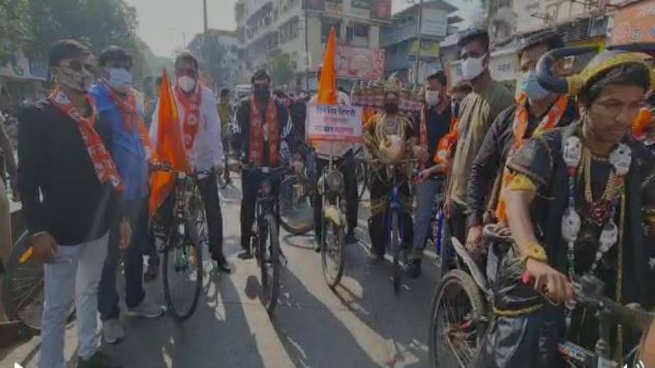 Photo: Yuvasena's Elgar against fuel price hike; Bicycle rallies across the  state including Pune, Dombivli, Solapur Fuel Price Hike Yuva Sena's cycle  rally in Dombivali, Solapur, Pune against Petrol and diesel price