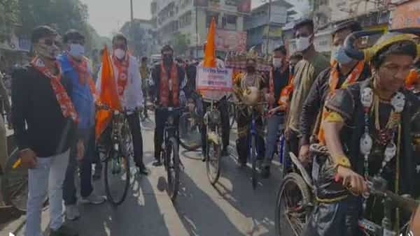 देशात इंधन दरवाढीनं सर्वसामान्यांचं कंबरडं मोडलं आहे. पेट्रोल-डिझेलसह घरगुती गॅसचे दर वाढल्यामुळे गृहिणींचंही बजेट कोसळलं आहे. सरकारी मालकीच्या कंपन्या IOC, HPCL आणि bpcl यांनी रविवारी पेट्रोल आणि डिझेलच्या दरात 35 पैशांची वाढ केलीय. त्यामुळे पेट्रोल 121 रुपये प्रतिलीटर तर डिझेल 112 रुपये प्रतिलीटरवर जाऊन पोहोचलं आहे. या पार्श्वभूमीवर युवासेनेनं राज्यव्यापी आंदोलन पुकारलं आहे.