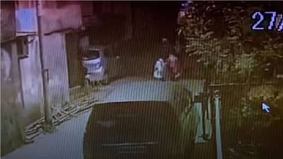 CCTV VIDEO | पाठलाग करुन तरुणाची सोन्याची चेन हिसकावली, डोंबिवलीतील घटना सीसीटीव्हीत कैद