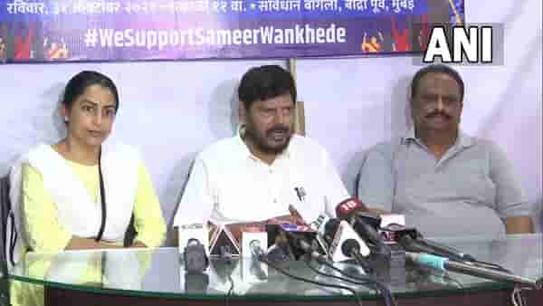 नवाब मलिकांचे सर्व आरोप खोटे, क्रांती रेडकर यांचा पुन्हा एकदा दावा