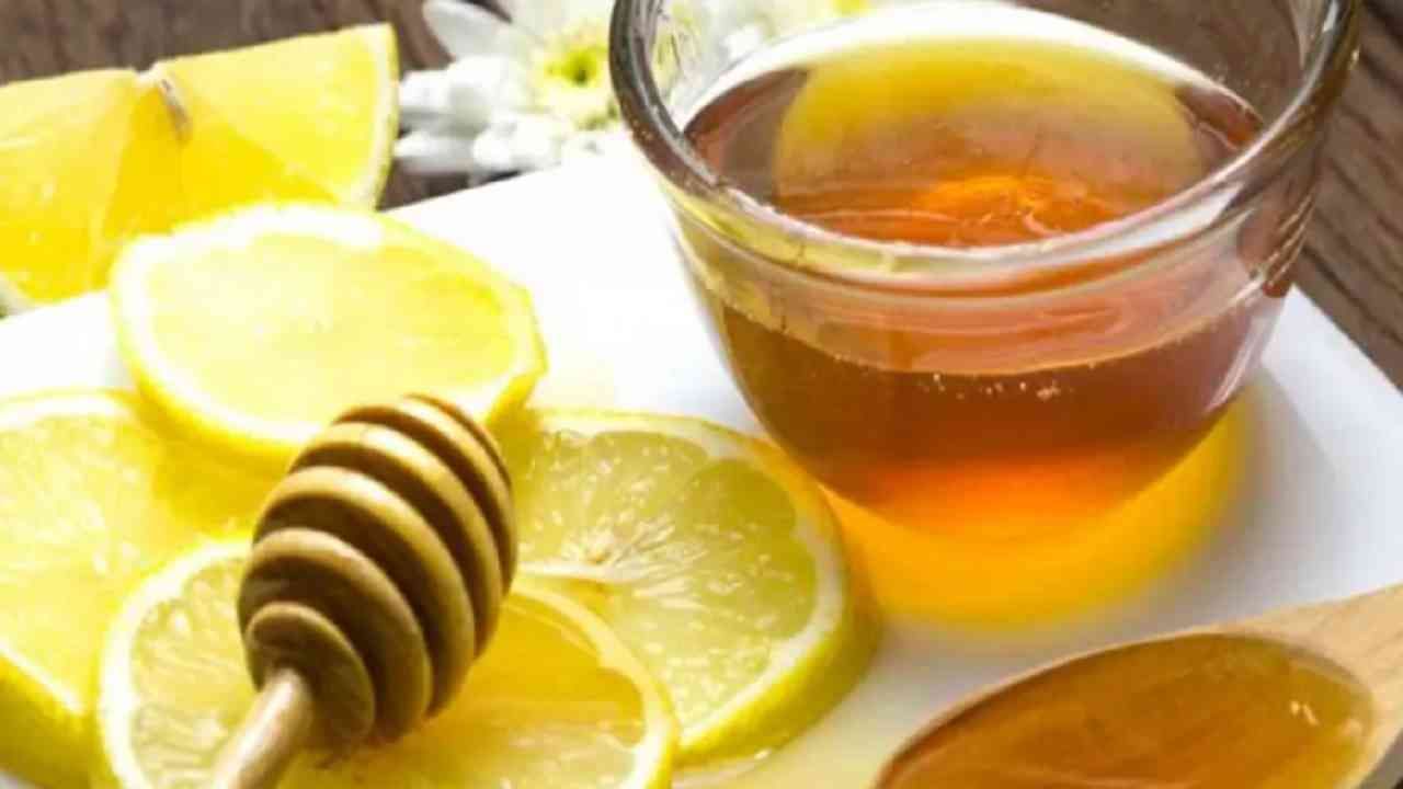 मध आणि लिंबू - यासाठी तुम्हाला 1 चमचा मध आणि लिंबाचा रस लागेल. चेहऱ्यावर लावा आणि 10 मिनिटांनी धुवा.