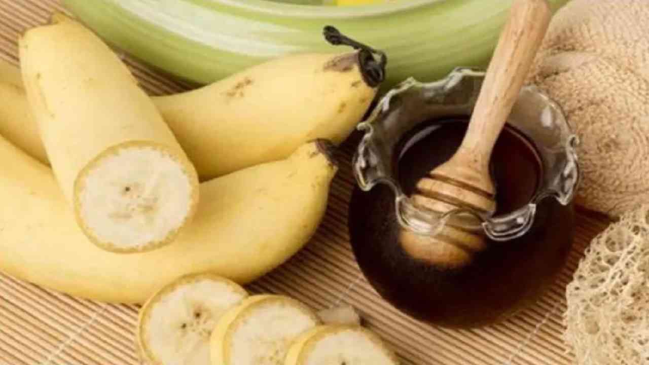केळी आणि मध - यासाठी केळी, मध आणि अर्धा चमचा तांदळाचे पीठ किंवा बेसन लागेल. ते चांगले मिसळा आणि चेहऱ्यावर लावा आणि काही वेळाने धुवा.