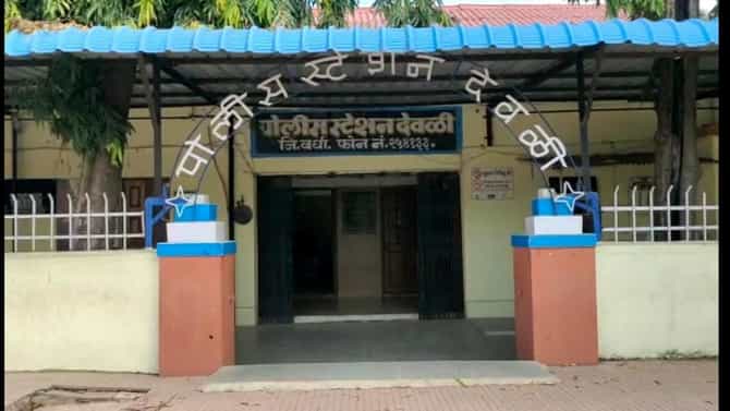 अडीच कोटींचं आमिष देवून पाच लाखांचा गंडा, पिंपात निघाली झेंडूची फुलं
