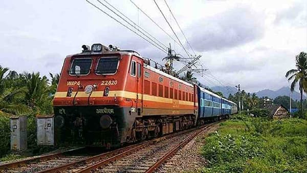 या कंपनीने सुरू केली रेल्वे तिकीट सेवा रेडरेल, आता मोबाईलवरून रिझर्व्हेशन करता येणार