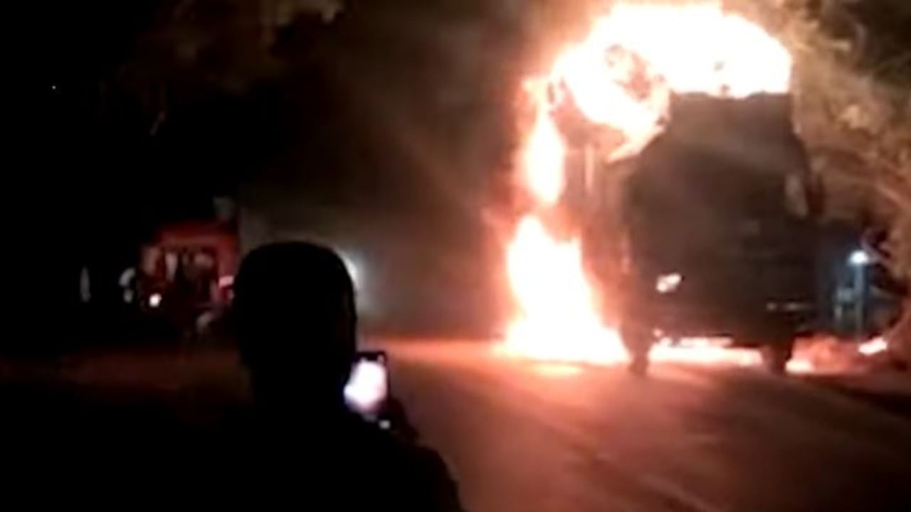 VIDEO : जळगावात धावत्या ट्रकला आग, महार्गावर आगीचं रौद्ररुप