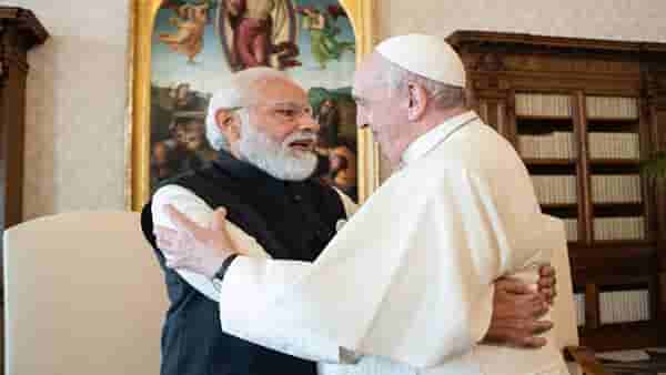व्हॅटिकनमध्ये मोदींनी बायबलची प्रत मस्तकी लावली, अंध भक्तांनी आता काय करावे, सामनातून चिमटे