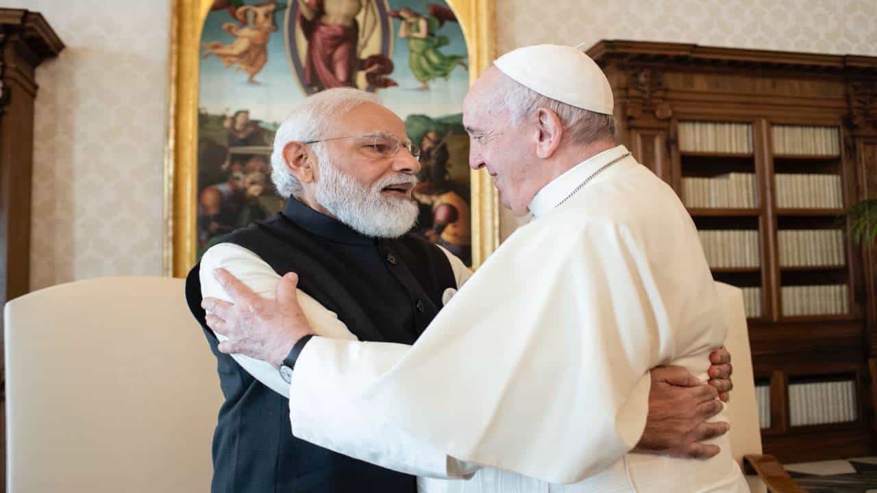 व्हॅटिकनमध्ये मोदींनी बायबलची प्रत मस्तकी लावली, अंध भक्तांनी आता काय करावे, सामनातून चिमटे