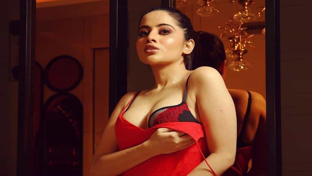 अभिनेत्री आणि इन्स्टाग्रामर उर्फी जावेद सोशल मीडियावर खूप सक्रिय आहे. खरंतर ती तिच्या अनोख्या स्टाइलमुळे चर्चेत राहते. अलीकडेच ती पुन्हा एकदा तिच्या ड्रेससाठी ट्रोल्सच्या निशाण्यावर आली आहे.