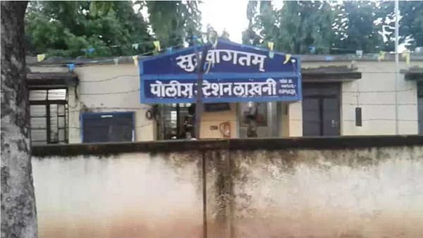 घरासमोर जाऊन चौघांनी वाद घातला, 33 वर्षीय तरुणावर धारदार चाकूने वार