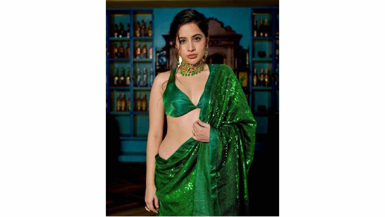 उर्फी जावेद(Urfi Javed) सोशल मीडियावर खूप सक्रिय असते. बिग बॉस ओटीटीपासून ती तिच्या ड्रेसिंग सेन्समुळे कायम चर्चेत राहिली आहे.