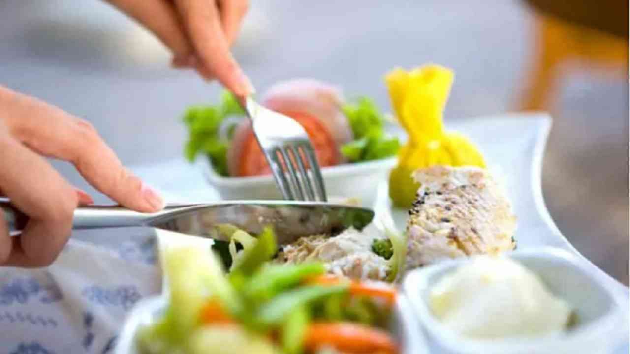 Stale food Side Effects: जाणून घ्या शिळे अन्न खाण्याचा शरीरावर काय परिणाम होतो...