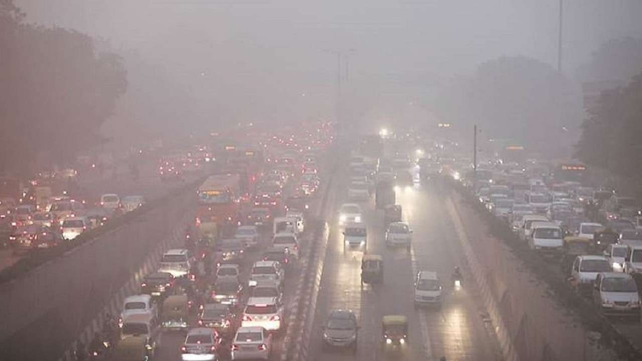 दिल्लीतील हवा प्रदूषणाने गाठली धोकादायक पातळी; नागरिकांचे आरोग्य धोक्यात, दृश्यमानता अवघ्या 50 मीटरपर्यंत