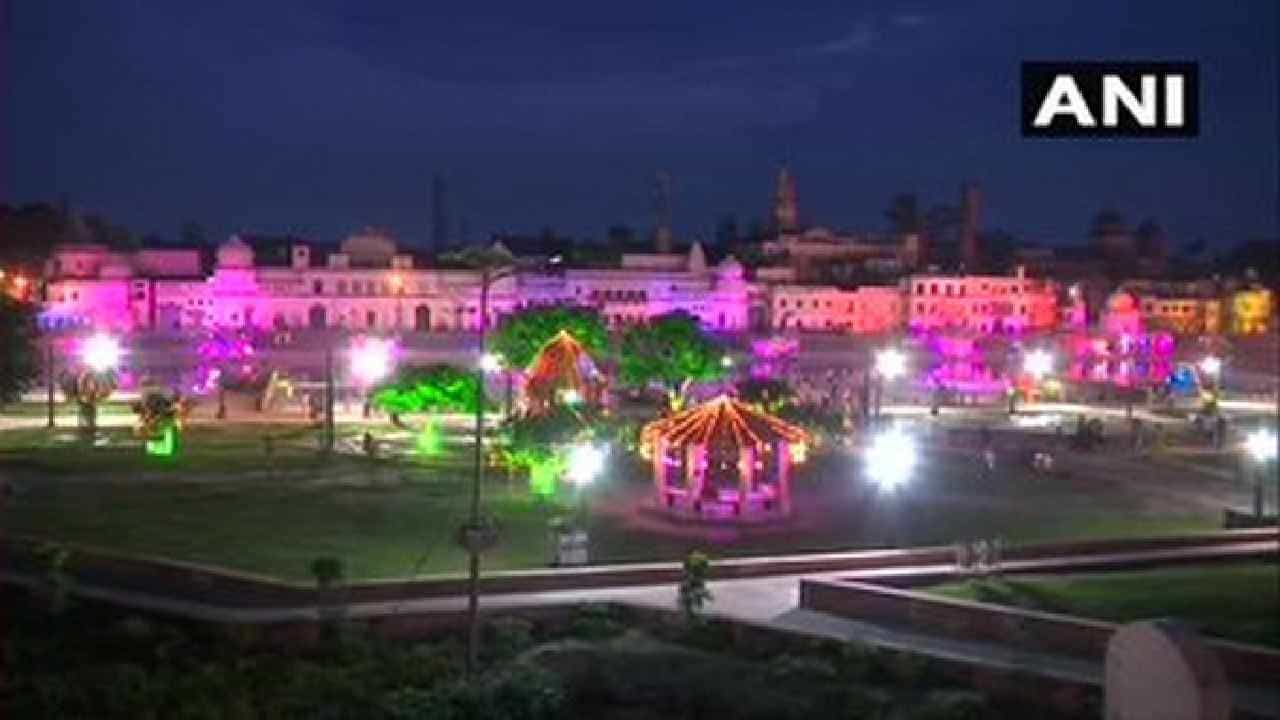 अयोध्या - दिवाळीच्या सुट्टीत भेट देण्याच्या ठिकाणांच्या यादीत अयोध्या कधीही चुकवता येणार नाही. दिवाळीत हे शहर दिव्यांनी उजळून निघते. दिवाळीच्या दिवसात येथील सरयू नदीच्या काठावर 300,000 हून अधिक मातीचे दिवे लावण्यासाठी या शहराचे नाव गिनीज बुक ऑफ वर्ल्ड रेकॉर्डमध्ये नोंदवले गेले आहे. दिवाळीत एकदा तरी अयोध्येला जावे. येथे तुम्हाला स्वतःला हिंदू धर्म त्याचे महत्त्व अगदी जवळून अनुभवता येईल.