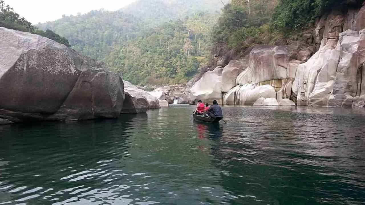 जैंतिया टेकड्यांचे स्वतःचे एक वेगळे सौंदर्य आहे, ती भव्य टेकड्यांची भूमी आहे आणि ती पूर्वीच्या जैंतिया राज्याचा भाग आहे. मेघालयात वसलेली ही टेकडी अनेक टेकड्यांमधील महत्त्वाचा भाग आहे. येथे असणारी  संस्कृती तुमचे मन वेधून घेईल. 