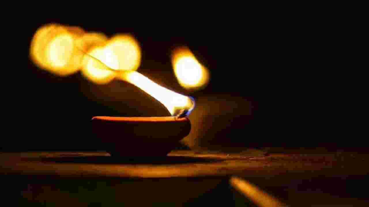 Narak Chaudas 2021 : नरक चतुर्थीच्या दिवशी 'ही' तीन कामे करण्यास चुकूनही विसरु नका Narak Chaudas 2021 : नरक चतुर्थीच्या दिवशी 'ही' तीन कामे करण्यास चुकूनही विसरु नका