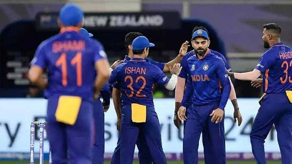 भारतीय संघ सध्या विश्वचषक स्पर्धेमध्ये असून विश्वचषकाचा अंतिम सामना 14 नोव्हेंबर रोजी झाल्यानंतर लगेचच भारतीय क्रिकेट संघ विविध अशा चार देशांना भारतात खेळण्यासाठी घेऊन येणार आहे. यामध्ये न्यूझीलंड, वेस्ट इंडिज, दक्षिण आफ्रिका आणि श्रीलंका या संघाचा समावेश आहे. या सर्वात पहिलाच दौरा असणाऱ्या न्यूझीलंड संघाविरुद्ध भारतीय टी20 संघाची घोषणा विश्वचषकानंतर लगेचच होणार आहे. यावेळी कर्णधार म्हणून केएल राहुलचं नाव चर्चेत असून संघातील काही दिग्गज खेळाडूंना वगळलं जाण्याची दाट शक्यता आहे.