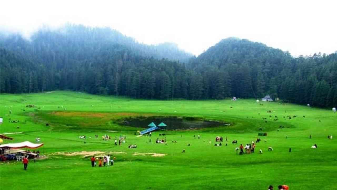 हिमालय पर्वताच्या कुशीत असलेले हिमाचल प्रदेश(himachal tourist places) हे राज्य भारतातील प्रमुख पर्यटन राज्यांपैकी एक आहे. ‘बर्फाळ पर्वतांचा प्रदेश’ असा अर्थ असलेले हिमाचल प्रदेश ‘देवभूमी’ म्हणून ही ओळखले जाते. हिमाचल प्रदेश हे भारताच्या उत्तरेकडील राज्य असून देश-विदेशातील पर्यटकांच्या आवडीचे राज्य आहे.उंच-उंच डोंगर दऱ्या,निसर्ग सौंदर्याने नटलेला भूप्रदेश,बर्फाच्छादित पर्वत शिखरे,फेसाळत वाहणाऱ्या नितळ पाण्याच्या नद्या अशा अनेक बाबी पर्यटकांना आकर्षित करून घेतात.२५ मी १९७१ रोजी भारताचे अठरावे राज्य म्हणून हिमाचल प्रदेश ची निर्मिती झाली.शिमला ही हिमाचला प्रदेश ची राजधानी आहे.हिमाचल प्रदेश च्या उत्तरेस जम्मू कश्मीर व लडाख हा केंद्रशासित प्रदेश,पश्चिम व दक्षिण पश्चिमेस पंजाब,दक्षिण दिशेला हरियाणा,दक्षिण-पूर्वेला उत्तराखंड,व पूर्वेस तिबेट चा भाग आहे. हिमाचल प्रदेश हे थंड हवामान असणारे राज्य असल्यामुळे या राज्यातील अन्न पदार्थ हे भारताच्या इतर राज्यापेक्षा काहीसे वेगळे आहेत.थंडीपासून वाचण्यासाठी व जास्त उर्जा मिळवण्यासाठी मांसाहाराचे सेवन केले जाते.परंतु जास्तीत जास्त लोक शाकाहाराला प्राधान्य देतात.विशेषतः मोसमी फळे व सेंद्रीय भाजीपाला यांचा वापर मोठ्या प्रमाणात केला जातो.