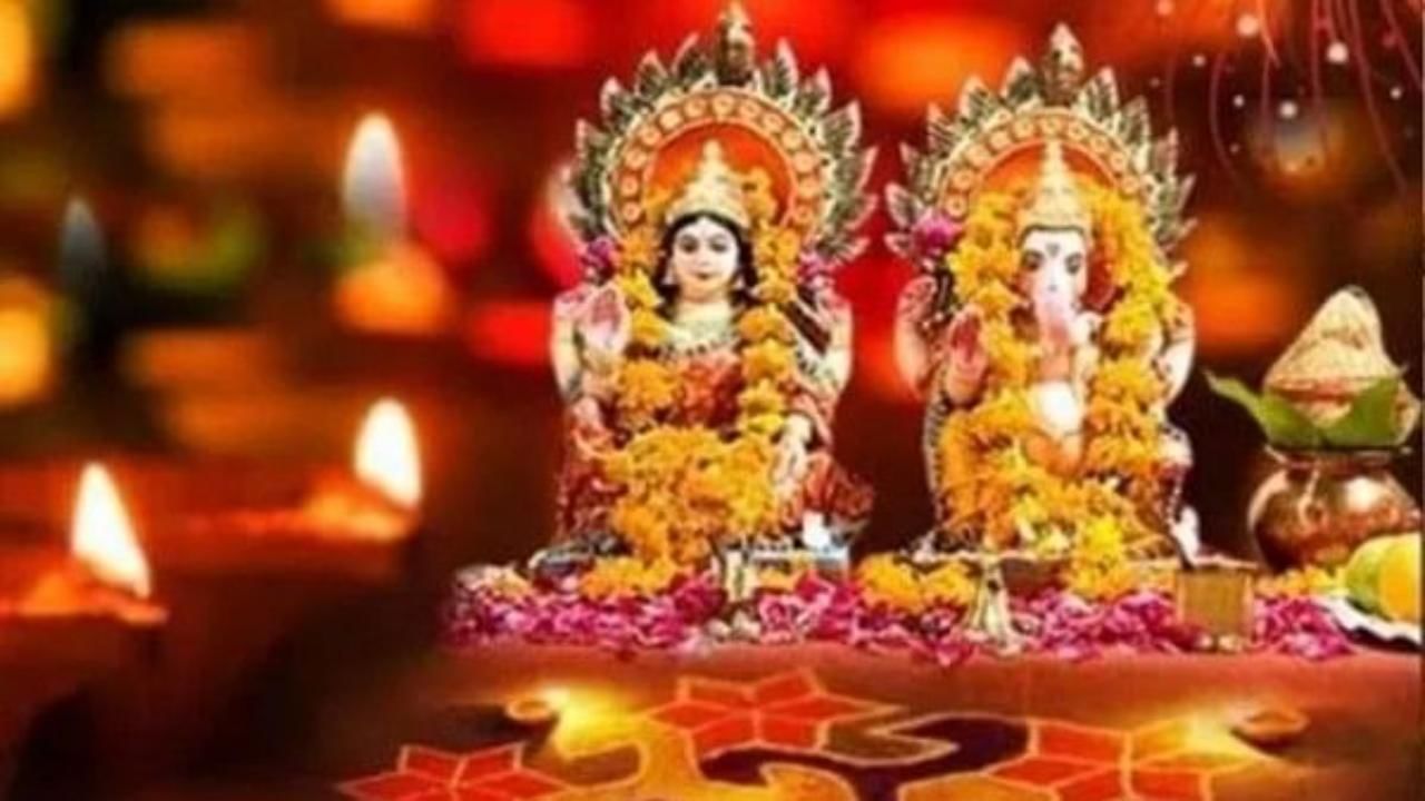 Diwali 2021 | देवी लक्ष्मीला प्रसन्न करायचं असले तर दिवाळीच्या रात्री इंद्राने रचलेल्या महालक्ष्मी स्तोत्राचं पठण करा