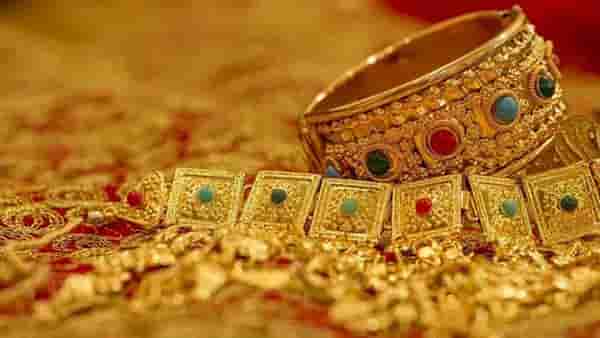 दिवाळीत सोन्याची वस्तू गिफ्ट म्हणून घेताय, जाणून घ्या किती टॅक्स लागणार?