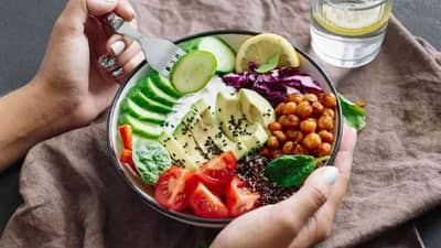 वाढत्या वयाबरोबर शरीर देते हे संकेत... वेळीच योग्य आहाराकडे लक्ष द्या...