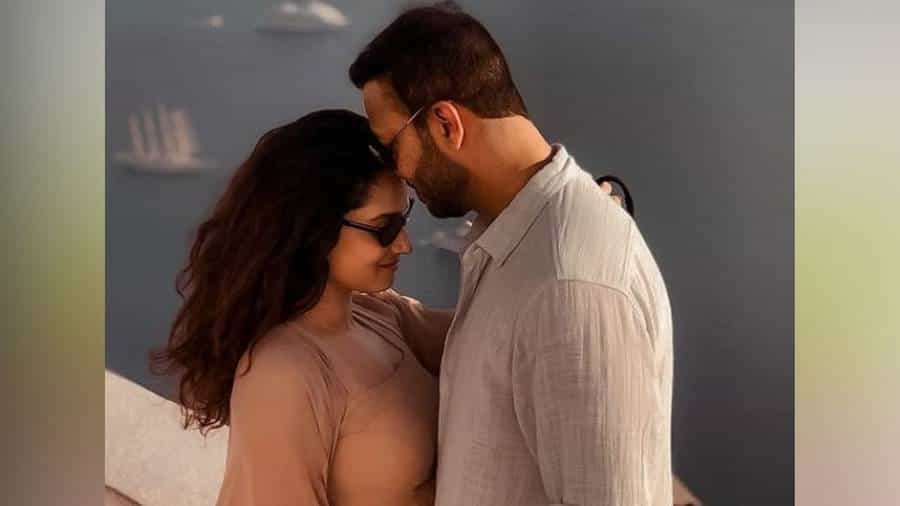अभिनेत्री अंकिता लोखंडे तिचा दीर्घकाळचा प्रियकर विकी जैनसोबत लग्न करणार आहे. ETimes च्या वृत्तानुसार, अंकिता आणि विकीचे लग्नाचे फंक्शन 12 ते 14 डिसेंबर दरम्यान चालणार आहे. दरम्यान, असे समोर आले आहे की अंकिता आणि विकीचे लग्न कुठे होणार आहे, म्हणजेच ग्रँड सेलिब्रेशनचे ठिकाण काय असेल?